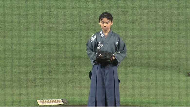 NHK大河ドラマ「軍師官兵衛」出演時の衣装で始球式に臨む若山容疑者（2014年）