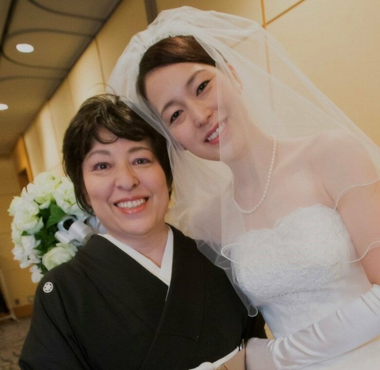 大山さんの花嫁姿に微笑む母・久美子さん