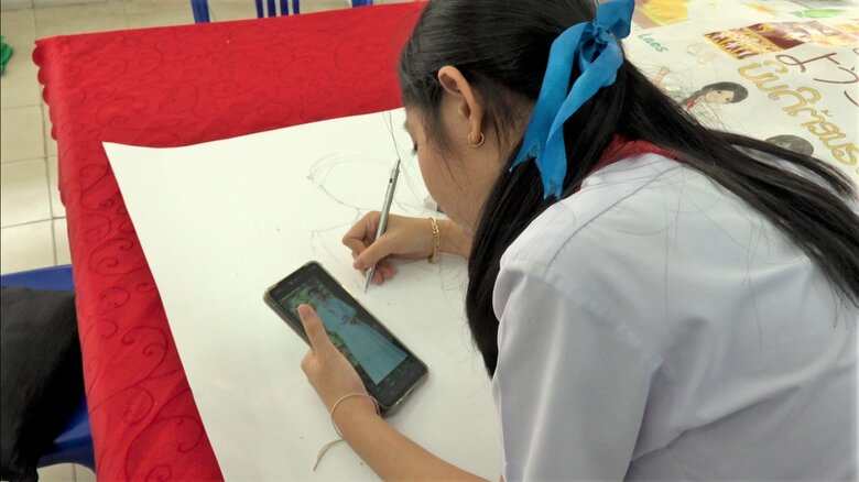 愛子さまの写真をスマホで見ながらデッサンをするビエンチャン中高一貫校の生徒