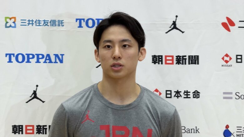 会見に応じる河村勇輝（16日、都内）