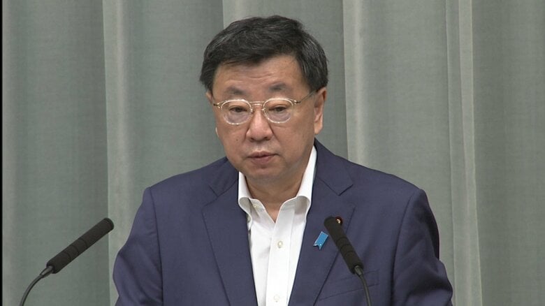 会見する松野官房長官