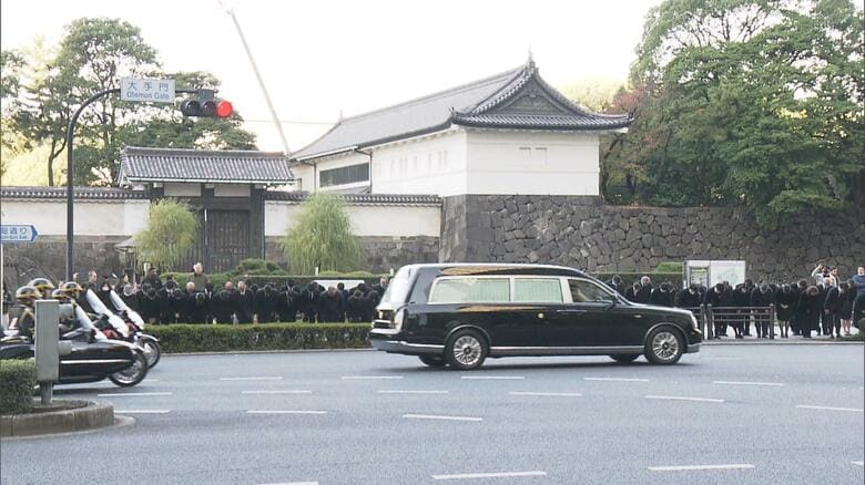百合子さまの柩を乗せた霊車を見送る宮内庁職員など