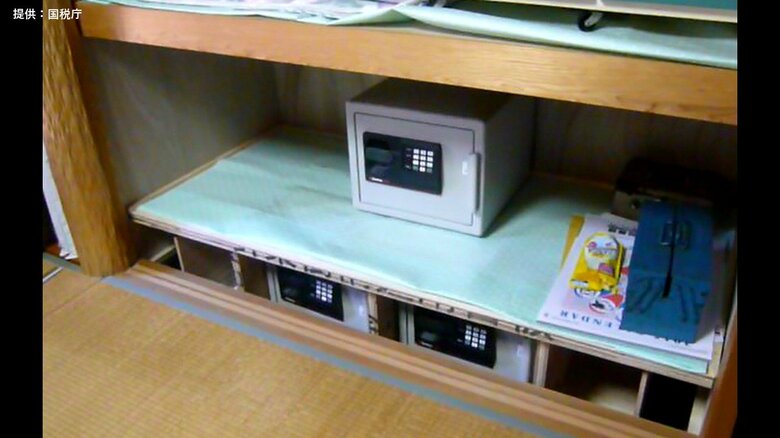 床がせりあがってくる様子