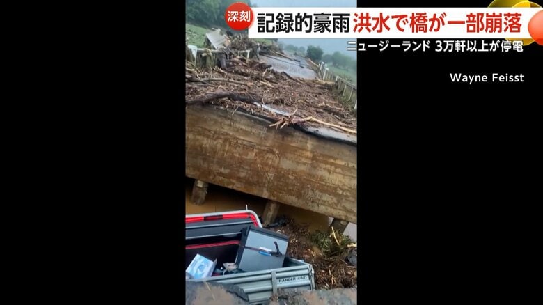 崩落の影響で落下したトラック