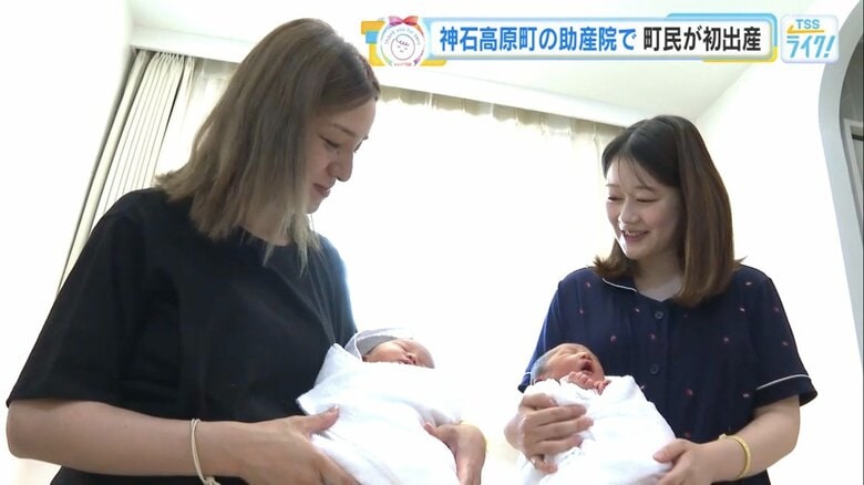 同じ日に出産した馬屋原さん（左）と塚本さん（右）
