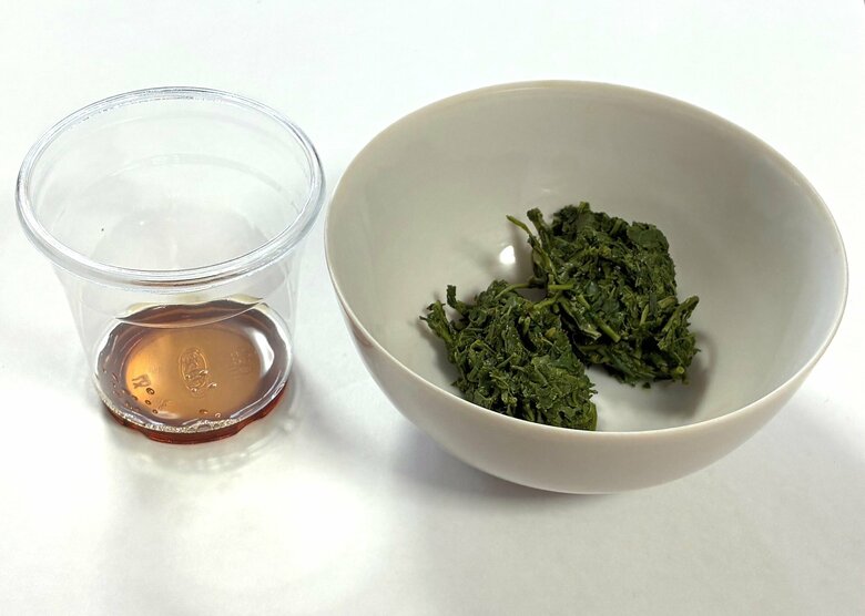  用意するのは茶殻と酢醤油（特集班撮影）