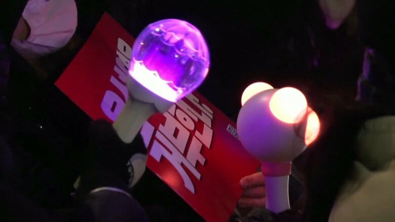 大統領弾劾賛成派デモではペンライトを振る女性の姿も