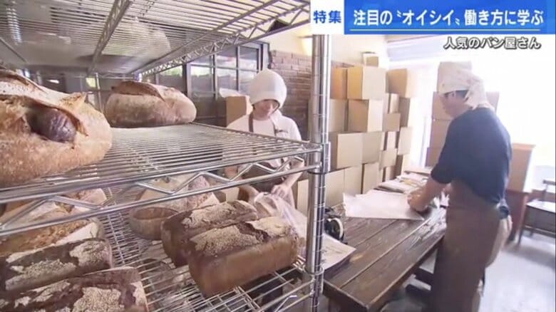 受注したパンを段ボール箱に詰めて発送