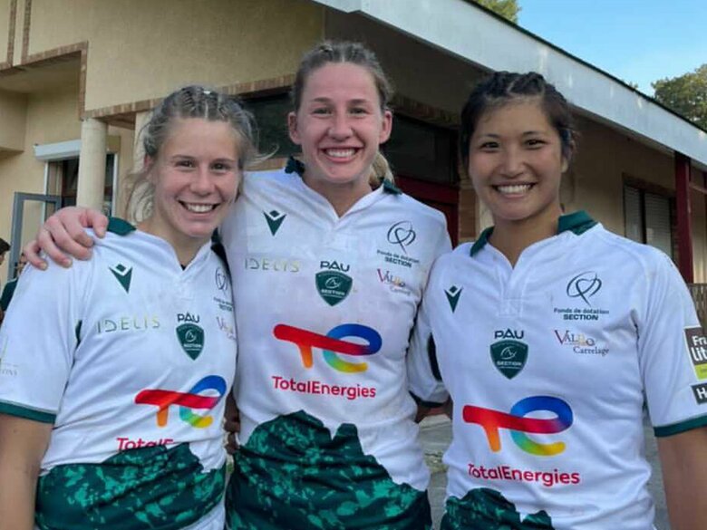 最左がカナダ代表のチームメイト、サハモンド・ラシャンス