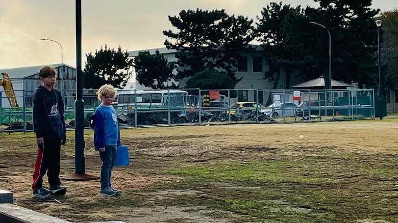 国歌が流れ始めると、それまで遊んでいた子供たちが動きを止めた（横須賀基地）