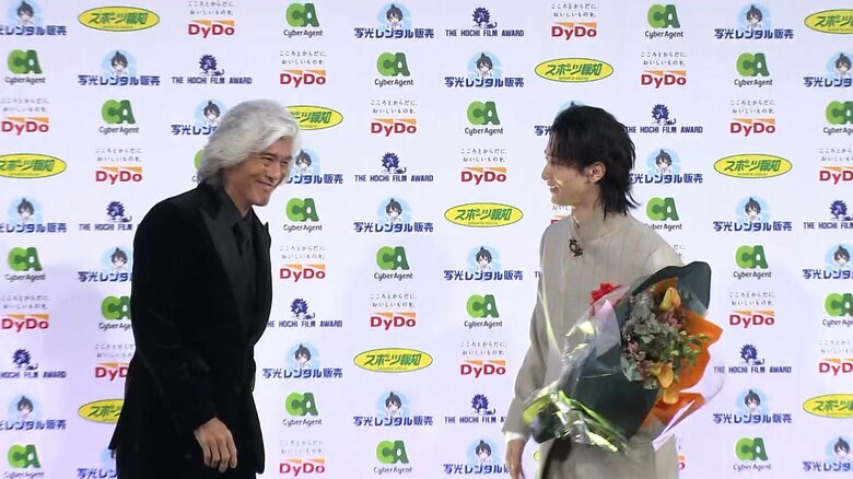 お祝いに駆け付けた佐藤浩市さん(63)