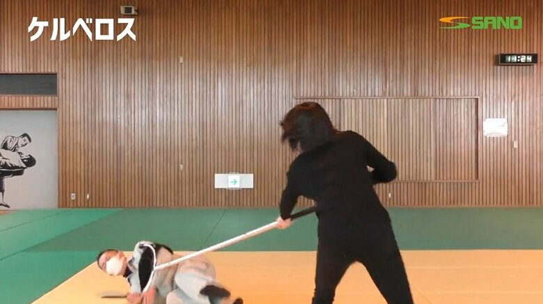 「ケルベロス」で拘束され、押し倒される社長