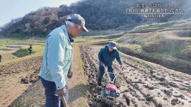 出口彌助さん（左）