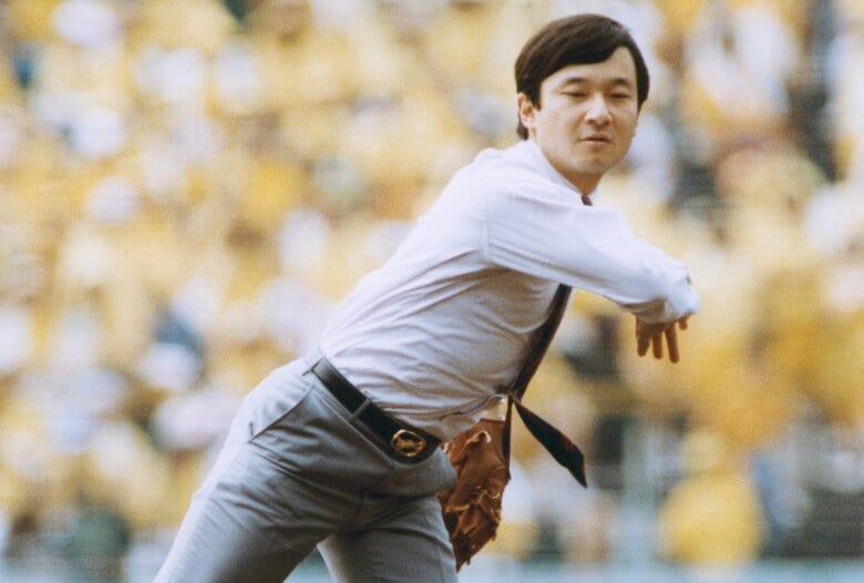 始球式の投球はワンバウンドだったが…　写真：時事