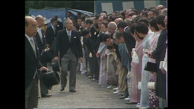 招待客の前に姿を見せる昭和天皇と皇族方