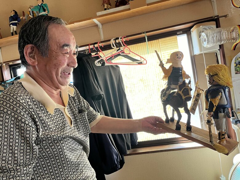 お気に入りの作品「川中島の戦い 上杉謙信・武田信玄」を見る合力さん