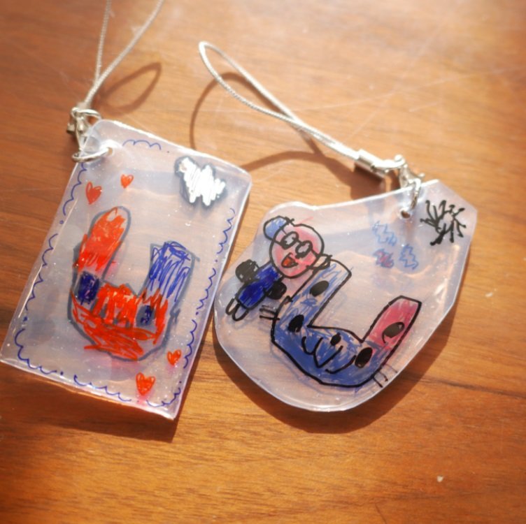 娘さんからお母さんへの誕生日プレゼント。お母さんの似顔絵よりも猫ちゃんの方が大きい？