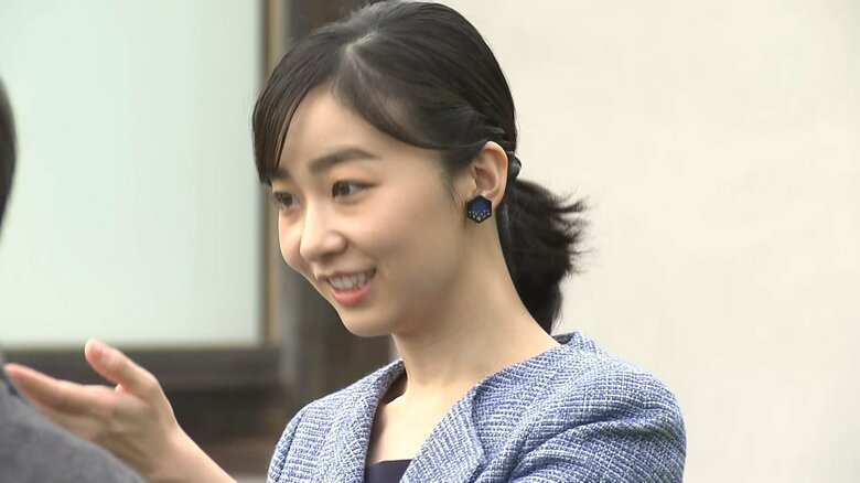 「国際陶磁器フェスティバル」で400年前の安土桃山時代の地上式窯の説明などを受けられる佳子さま