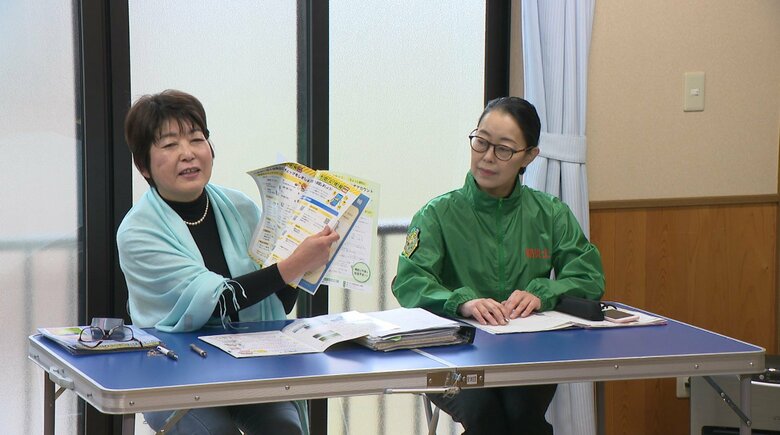 防災教室を開く浪瀬佳子さん（左）
