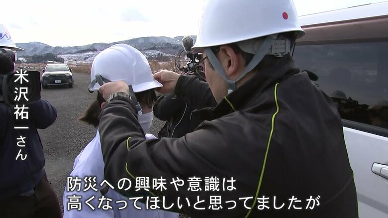 父・祐一さんが娘の多恵さんにヘルメットをかぶせる