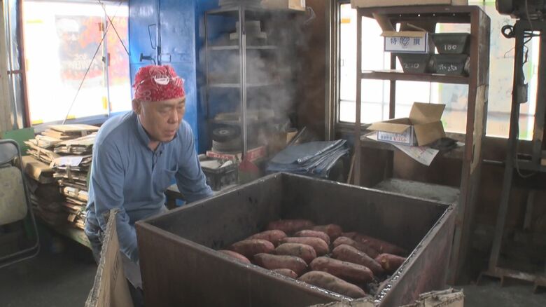 工場で焼き芋を作る栄治さん