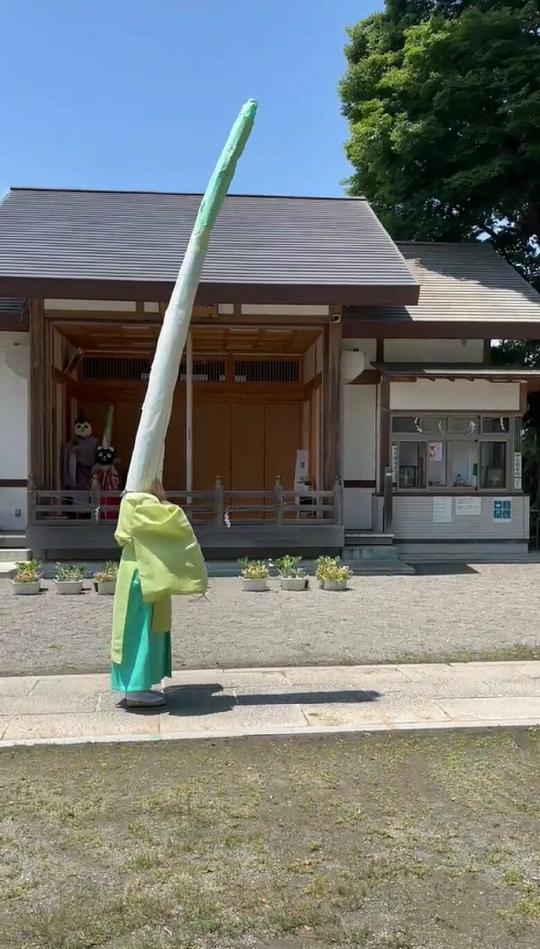 顔をおさえて