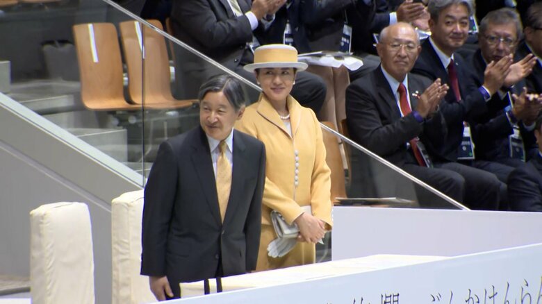 開会式に臨まれた両陛下