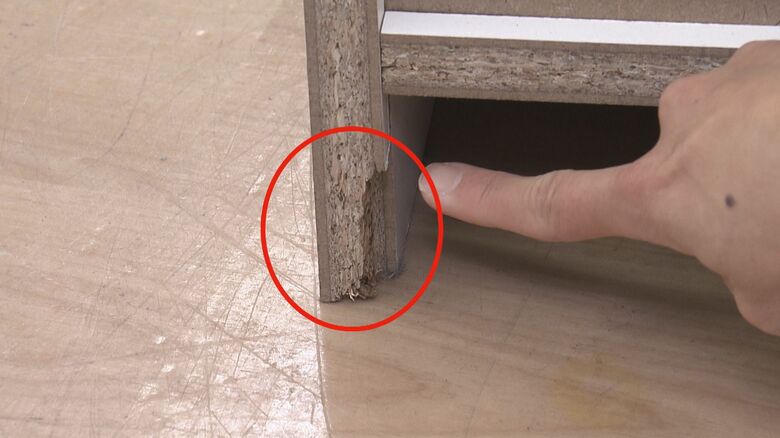 背面の脚にちょいキズ