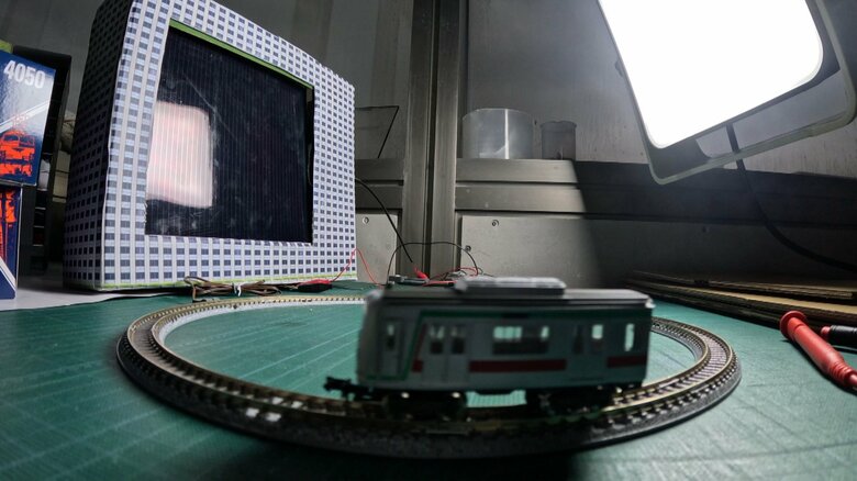 ペロブスカイト太陽電池にライトを照らして電車の模型を動かす実験