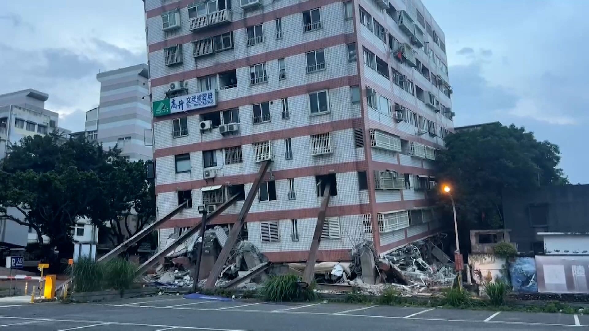 震度4以上が1日で100以上　「船に乗るよう」台湾で余震