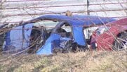 追い越そうとし運転操作誤ったか　東北道で乗用車が中央分離帯に衝突、後続車追突　20代男性2人死亡