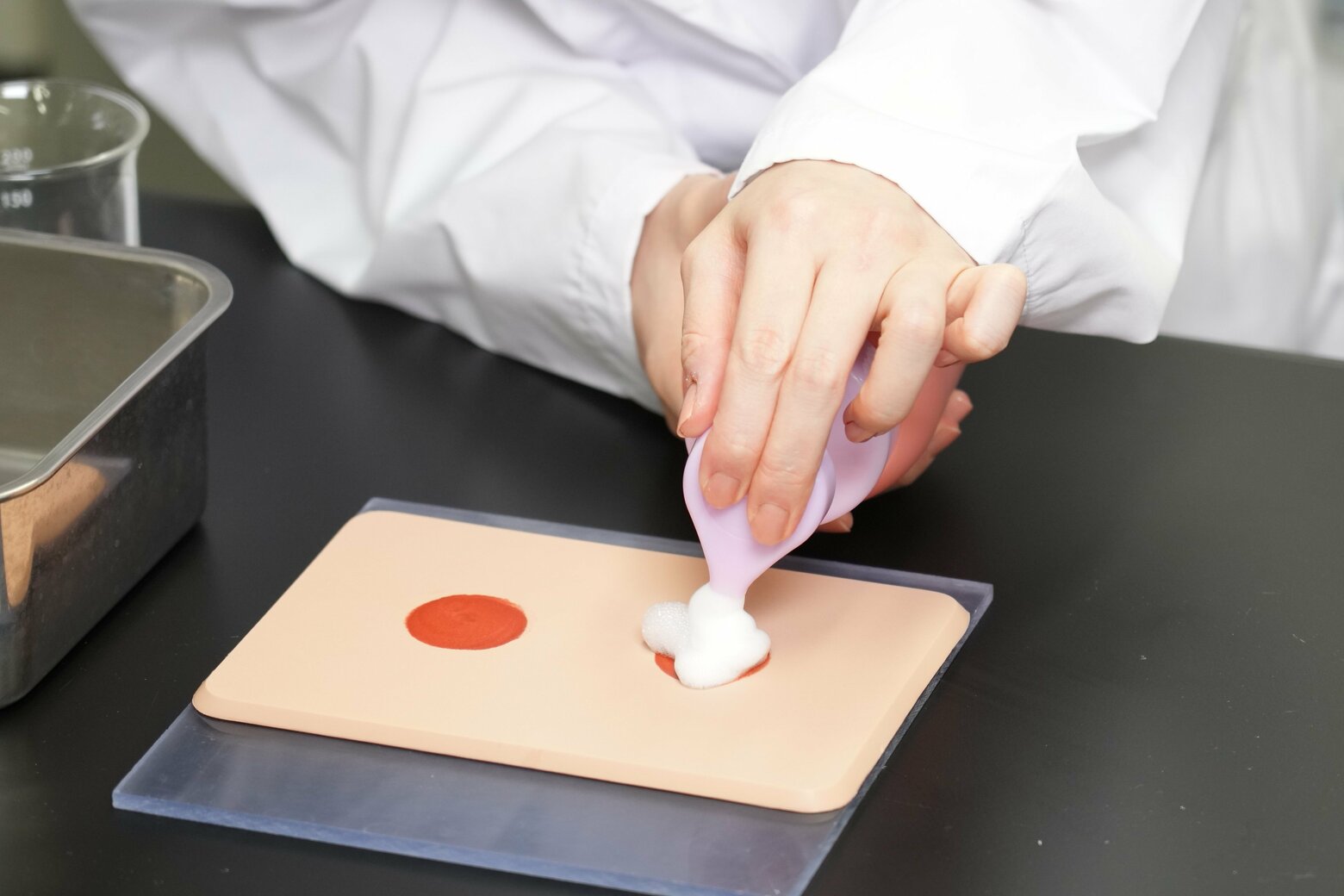 皮脂を模したものを塗布した人工皮膚にミノン泡タイプをのせる
