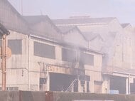 出火当時は稼働せず…リサイクル会社の工場で鉄くずなど燃える火事 発生から11時間近く経過も鎮火の目途立たず