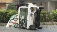 東京・新橋の交差点でトラック横転　運転手「雨でスリップした」　中央分離帯のガードレールに衝突