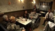 “介護スナック”「Go To Heaven」　介護士・看護師が接客し入店前には血圧測定も　利用者に笑顔広がる