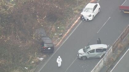 国道で軽がスリップし中央分離帯へ 後続車が立て続けに追突するなど車7台絡む事故に 少なくとも8人を搬送