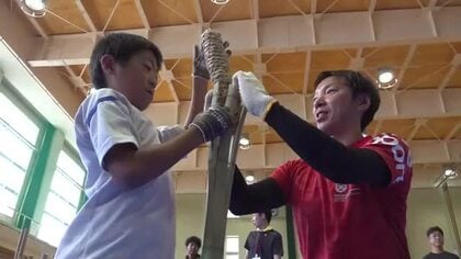 ヒノキの芯に縄を巻きたいまつ作り　おおい町の「スーパー大火勢」に向け親子で準備　9月5日にうみんぴあ大飯で開催