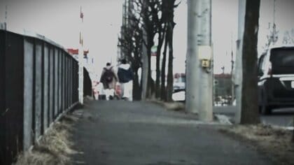 小学生の男の子が突然腹を殴られる―『黒ハット帽・黄リュック』60代くらいの見知らぬ女がすれ違いざまに凶行―警察が周辺住民に注意を呼び掛け＆暴行容疑で行方を追う〈北海道札幌手稲区〉