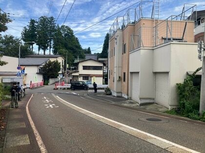 「サイドブレーキが甘かった」80代男性が駐車した車が突然発進…散歩中の幼児園児の列に衝突　園児5人がケガ　新潟・十日町市