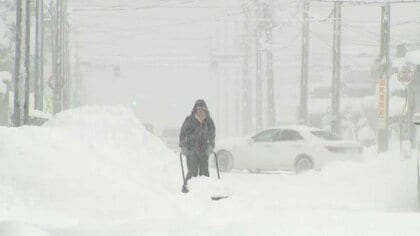 【今シーズン1番の大雪】札幌 24時間で“21センチ”…小樽や余市では“33センチ”の降雪 湿った“重たい雪”が降り積もる―交通機関にも影響 新千歳空港では欠航や遅れが相次ぐ＜北海道＞