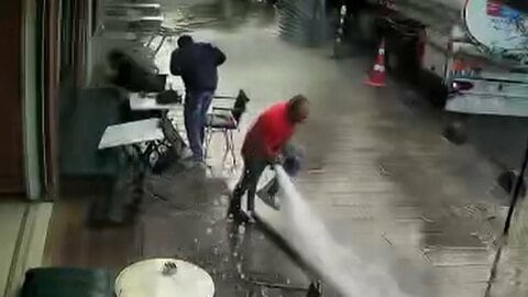 「恐れた通りの展開に…」客がいる店先を高圧洗浄機で洗う店主、人の隣に積み上げた荷物用パレットあわや　トルコ