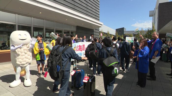 新函館北斗駅に到着した中学生