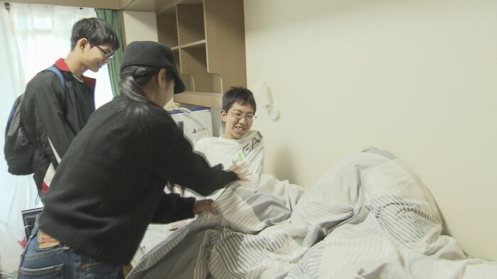 山崎さんの引っ越しを手伝う弟と母・到子さん