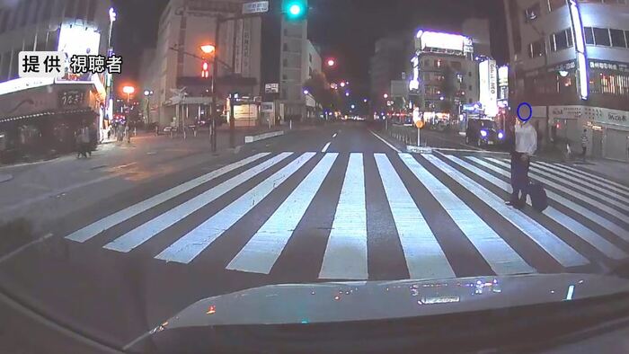 歩行者側は赤信号 “歩きスマホ” 提供:視聴者