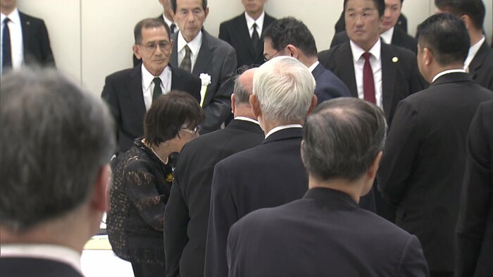 首相と握手を交わす場面も