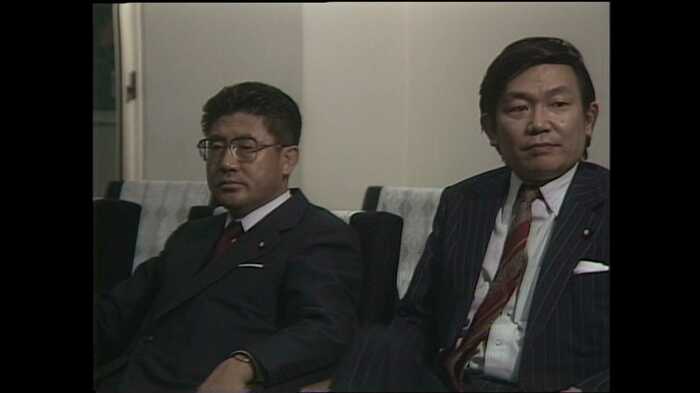 1982年の山崎拓氏、隣は与謝野馨氏