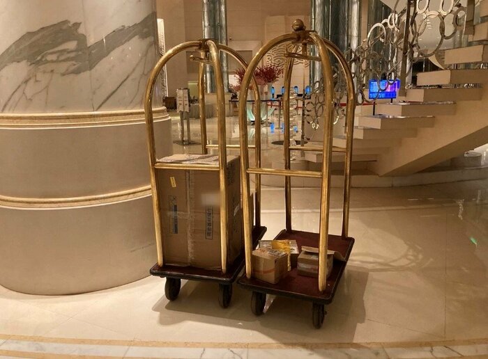 北京市内のホテルにはネット注文した品物が次々届けられていた。