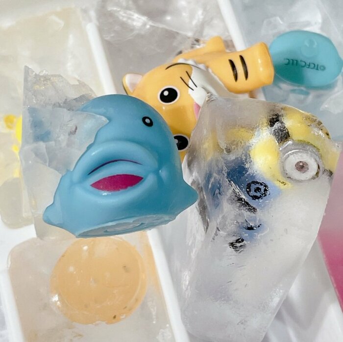 カチコチに凍ったおもちゃたち