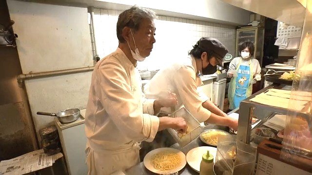 キッチンに立つ中沢正博さんと次男の章博さん