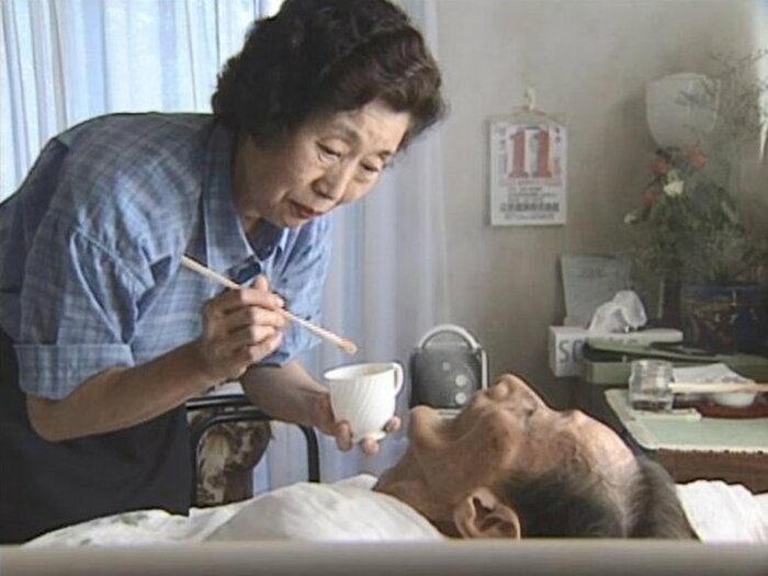 美恵子さんを見舞う金子さんの姉・正子さん